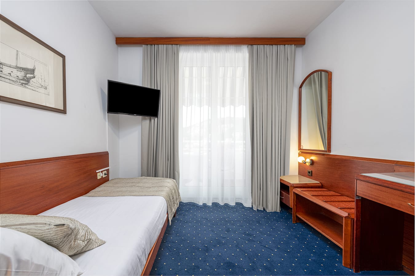 hotel-komodor-single-room-closed.jpg