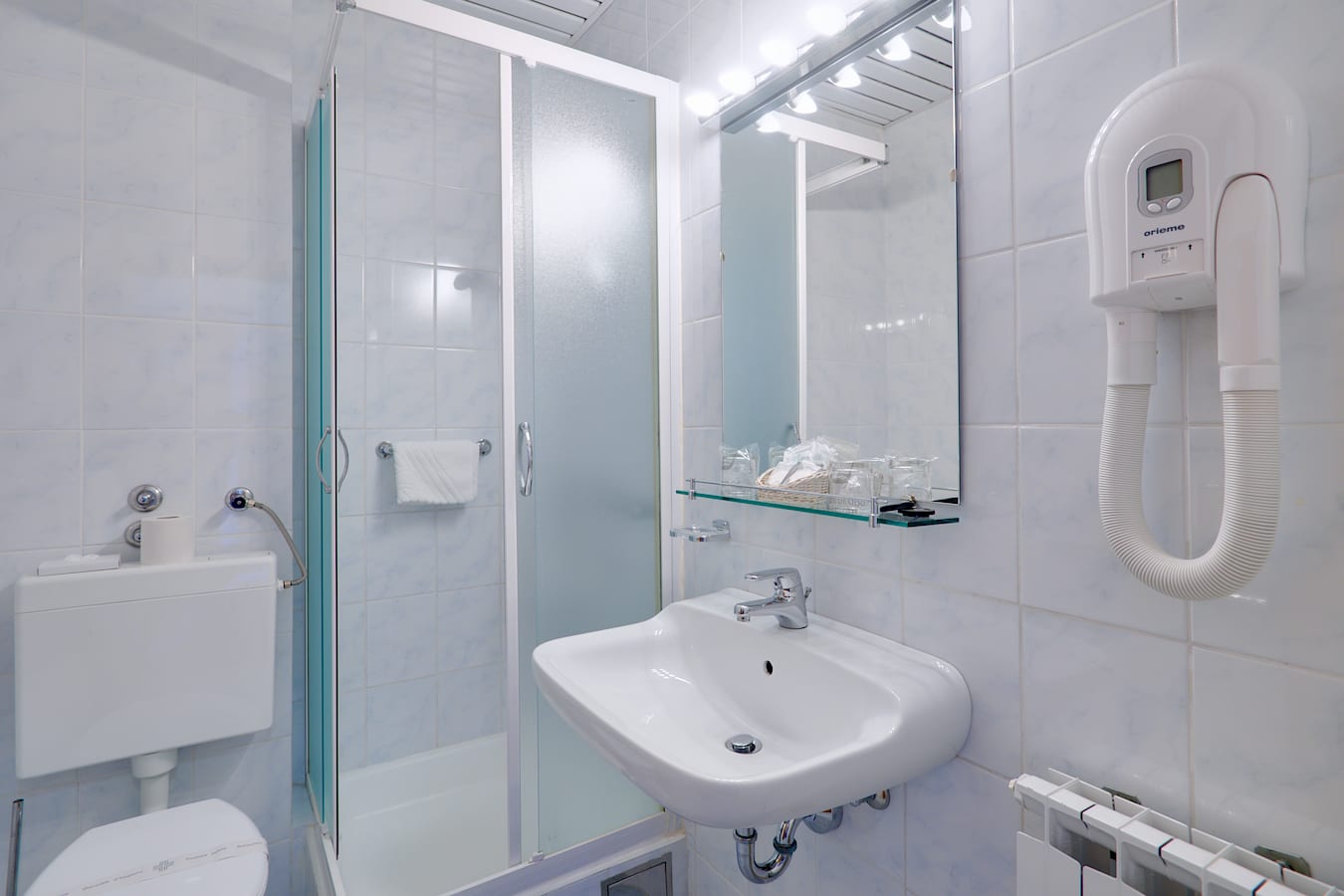 komodor-hotel-rooms-bathroom-shower_1.jpg