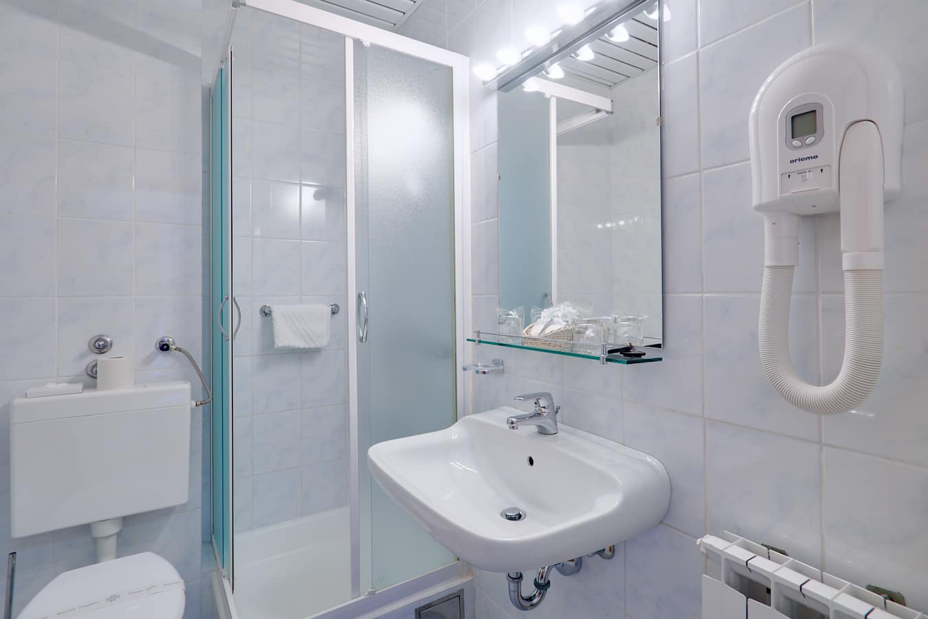 komodor-hotel-rooms-bathroom-shower_1_2.jpg