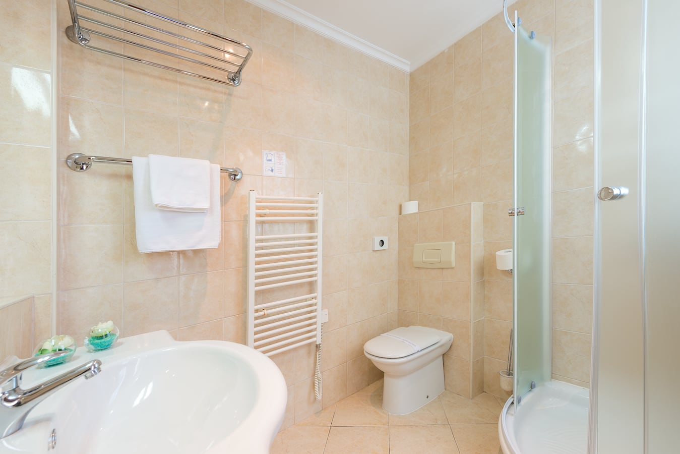 vis-hotel-bathroom-shower.jpg